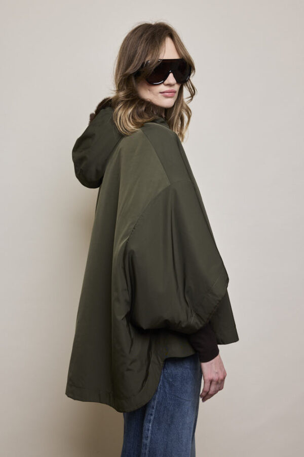 Cape Faux Fur - Image 6
